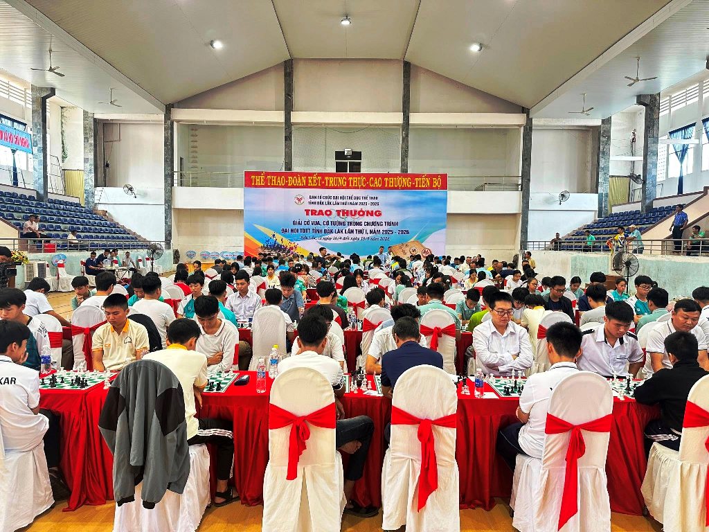 Quang cảnh các vận động viên tranh tài tại Giải cờ vua, cờ tướng tỉnh Đắk Lắk.